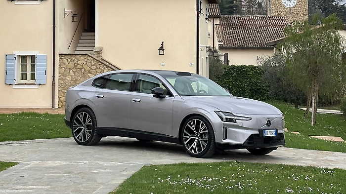 A bordo della Volvo ES90: debutta la tecnologia 800V 