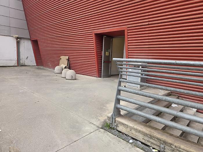 Assalto in gioielleria: i ladri sono entrati da un ingresso laterale  con un'auto rubata