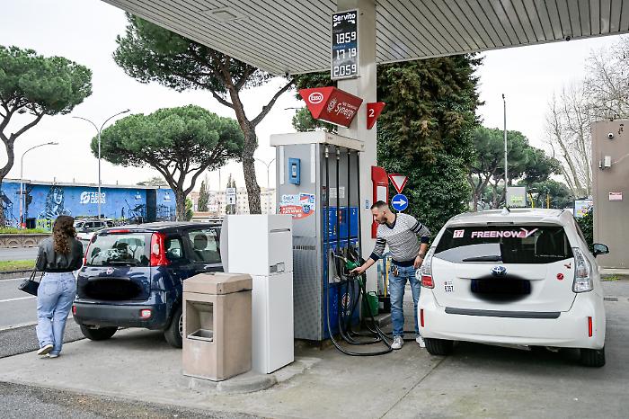 Prezzi carburanti schizzati alle stelle: ecco la ricetta del Governo allo studio per ridurre i costi di benzina e gasolio