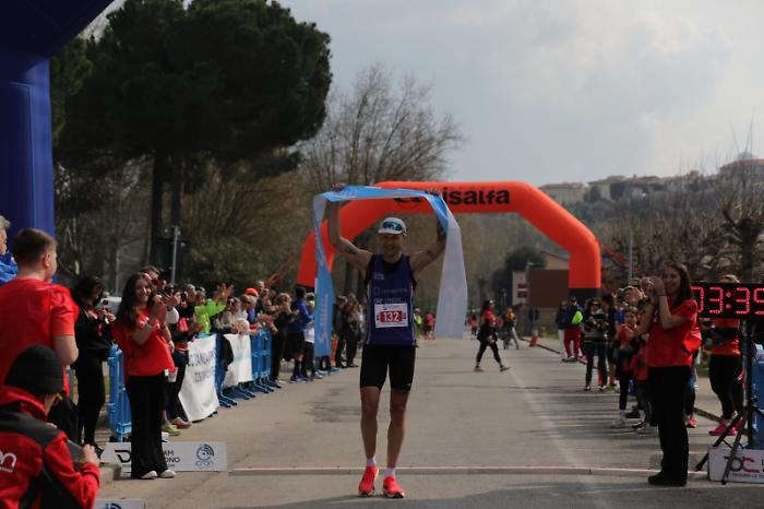 Partecipazione record alla Strasimeno. Ultramaratona (58 km) vinta da David Colgan e Federica Moroni