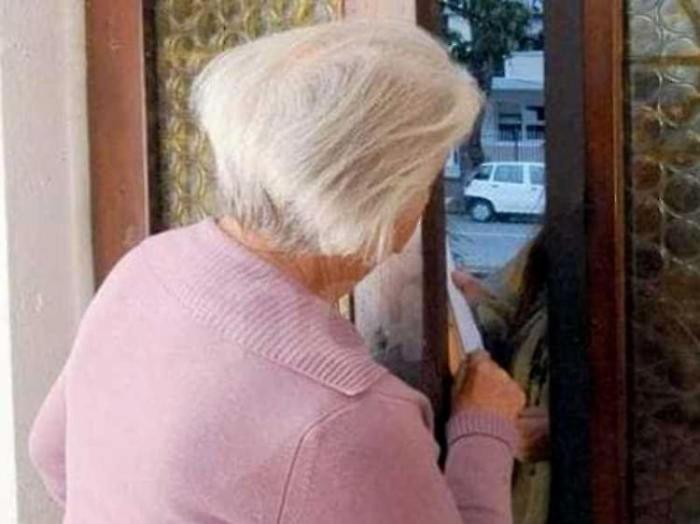 Pensionata sventa truffa telefonica: finge di cadere nel tranello e poi fa arrestare i due malviventi