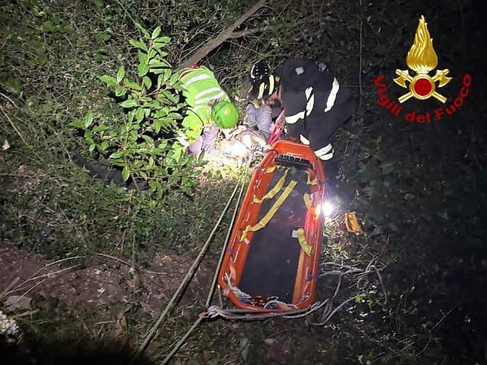 Cercano asparagi e precipitano in un fosso tra i rovi: soccorsi due anziani