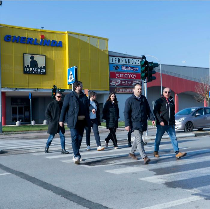 A Ellera nuovo semaforo pedonale in via Nervi. Il sindaco Pierotti: &ldquo;Adesso a piedi o in auto saremo tutti pi&ugrave; tranquilli&rdquo;