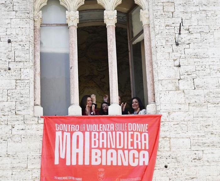 Contro la violenza sulle donne mai bandiera bianca, bandierone a Palazzo dei Priori | Il video