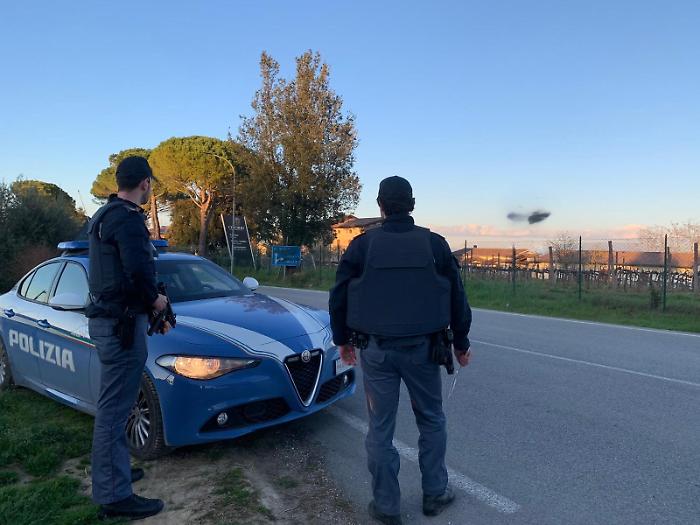 Sorpreso a guidare senza patente e con hashish nell'auto: scatta la denuncia per due persone 