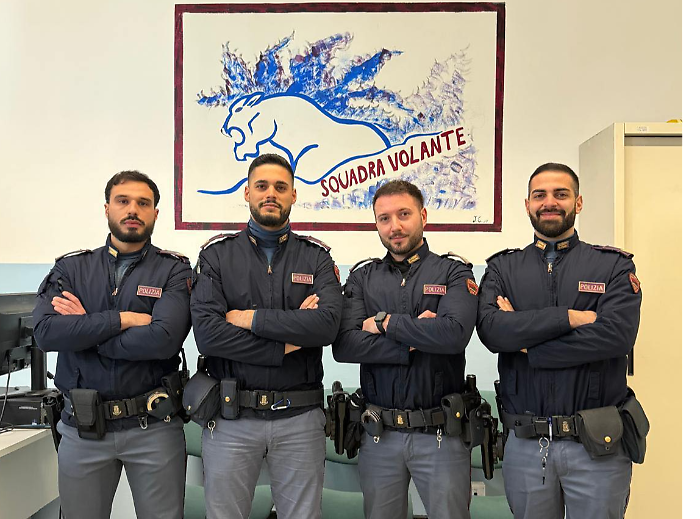 Un uomo si stende sui binari all'arrivo del treno: cittadino d&agrave; l'allarme, i poliziotti gli salvano la vita