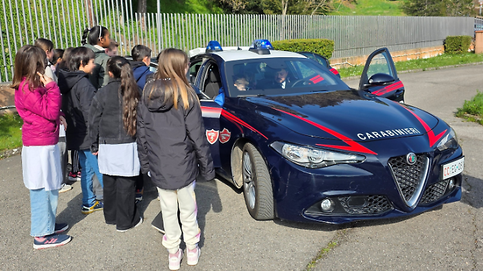In caserma per imparare la legalit&agrave;: gli alunni della primaria Pietro Vannucci incontrano l'Arma dei Carabinieri