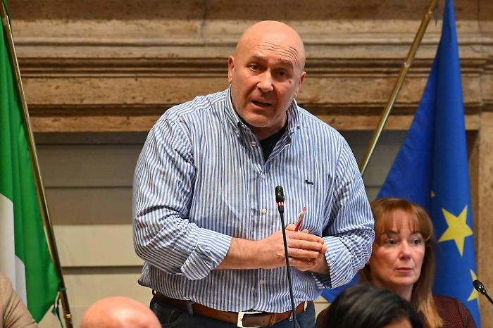 Emergenza buche, il sindaco Bandecchi annuncia: "Mutuo da 30 milioni per le strade"