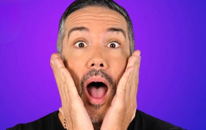 Mamma, ho perso Sanremo! Antonio Mezzancella in un tour di imitazioni, musica e ironia. Al teatro San Carlo di Foligno