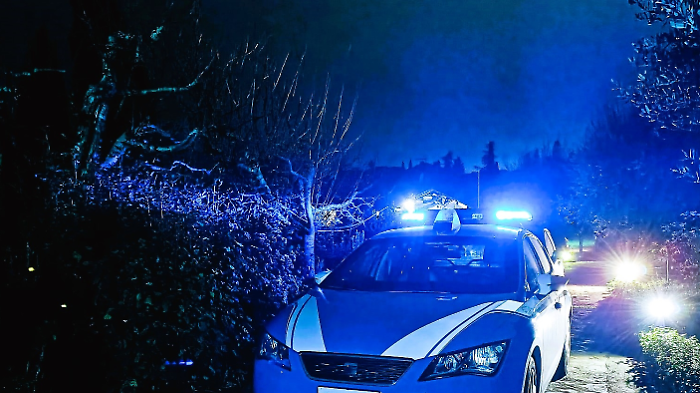 Scoppia una lite per gelosia, il marito minaccia e aggredisce la moglie in un ristorante. Scatta la denuncia 