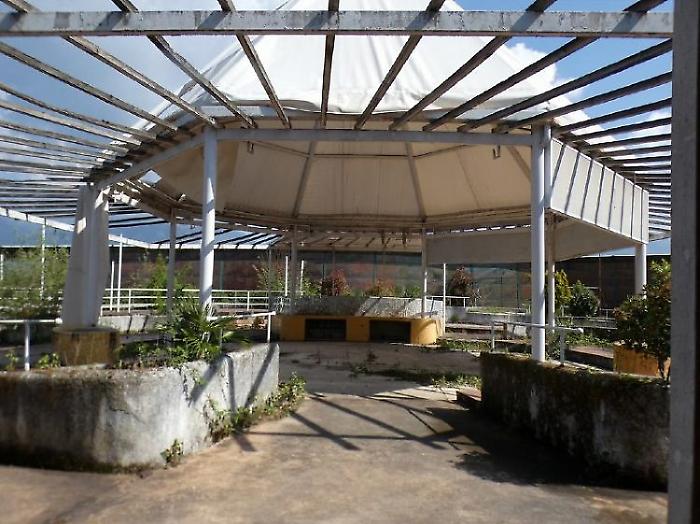 Cala il prezzo per il complesso immobiliare a Colleluna. Ora si attende che un acquirente si faccia avanti