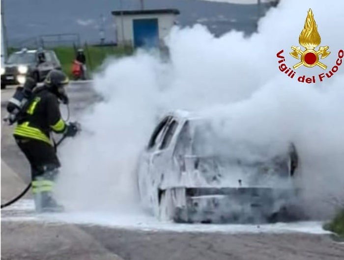 Prima il fumo dal motore e poi l'auto in fiamme: autista riesce a mettersi in salvo