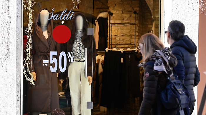 Negli ultimi tredici anni chiusi oltre 600 negozi tra Perugia e Terni. Mencaroni: "Avanti cos&igrave; non si pu&ograve; pi&ugrave; andare"