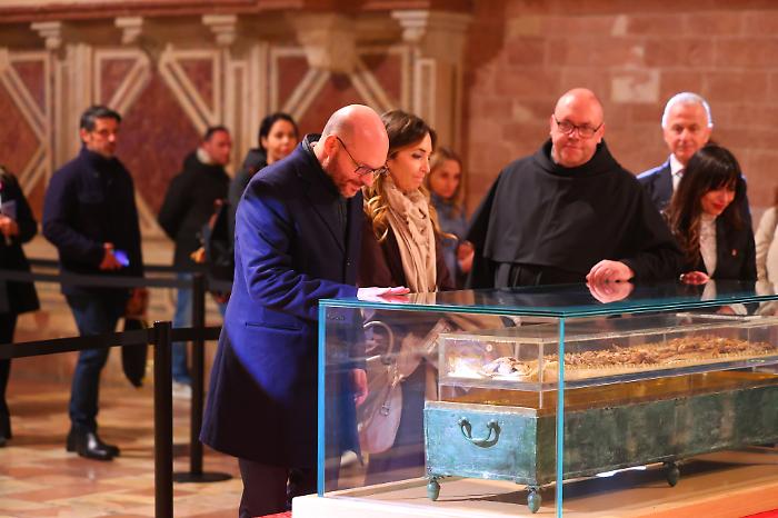 Ad Assisi le istituzioni in pellegrinaggio: omaggio a San Francesco tra fede e impegno civile