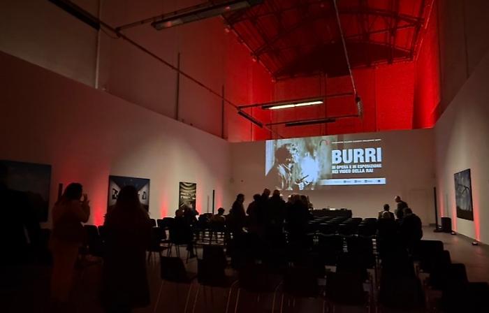 Alberto Burri, 111 anni tra immagini Rai e voci delle istituzioni agli Ex Seccatoi del Tabacco