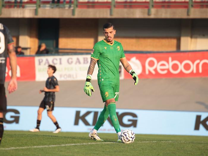 La Ternana va sotto, resta in 10 e poi &egrave; sfortunata: ko a Pesaro (1-0)