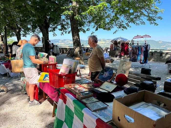 Todi, prende il via Artigianando ai Giardini pubblici: bachi tra i quali curiosare e fare qualche buon affare 