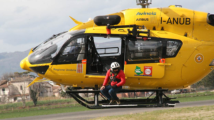Si schianta contro un capriolo: pensionato soccorso in elicottero e portato in ospedale