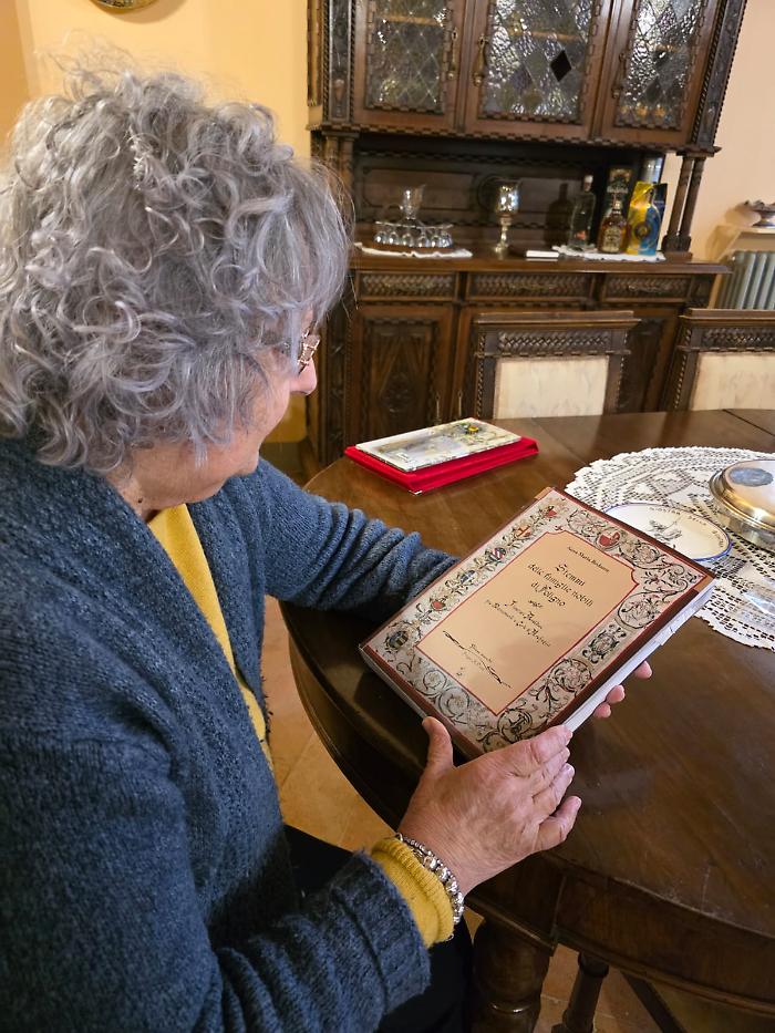 Gli stemmi di Foligno raccontano la storia delle famiglie nobili: il lavoro Anna Maria Rodante ha ricostruito il patrimonio dei simboli dei palazzi della citt&agrave;