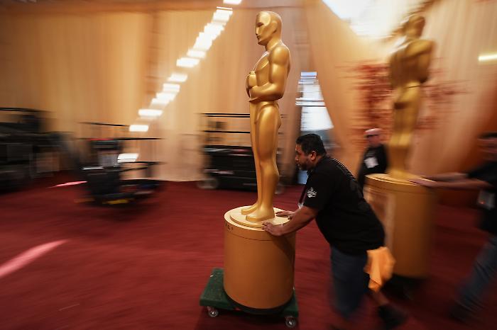 Oscar 2026, la guida alla cerimonia: i presentatori, chi canta, l'orario del miglior film e dove vederla in tv