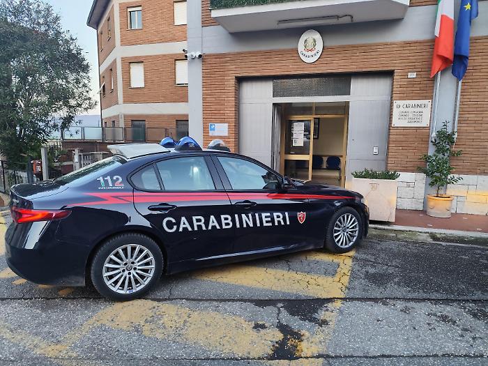 Vede l'annuncio e finge di voler comprare l'auto: scambia le chiavi durante la prova e fugge sulla E45 prima di pagare. Arrestato
