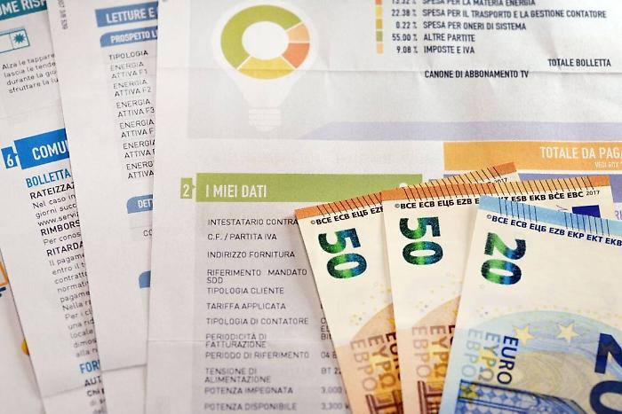 Bollette luce e gas, in un anno una famiglia umbra ha speso in media 2.013 euro 