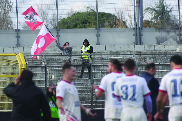Derby Arezzo-Perugia, ecco l'unico tifoso del Grifo nel settore ospiti: triste, solitario y final. Il video
