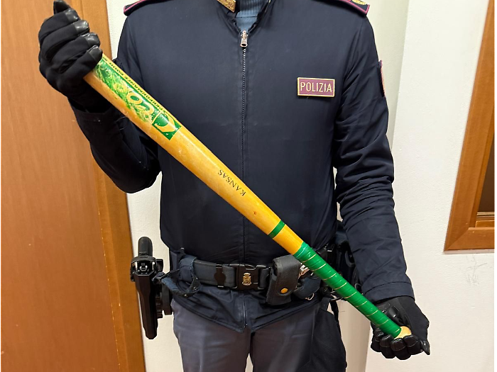 Rientra a casa ubriaco e cerca di sfondare la porta della camera del padre con una mazza da baseball: denunciato 28enne