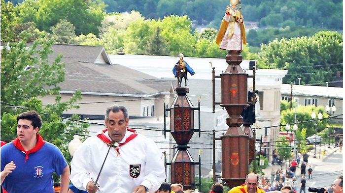 Gemellaggi in Umbria: perch&eacute; i Ceri di Gubbio sono arrivati negli Usa?