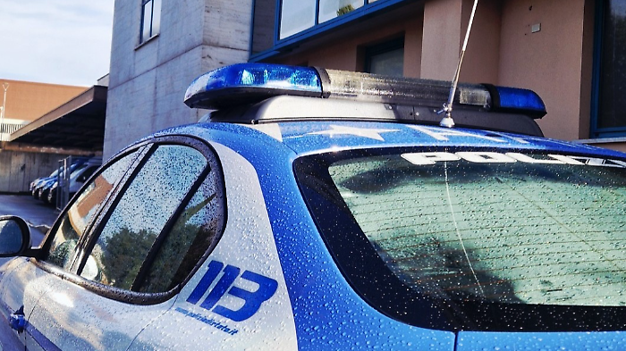 Sorpreso in auto con un involucro di hashish: sanzionato 25enne 