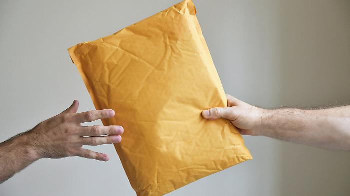 Ritira un pacco dal corriere, dentro c&rsquo;era quasi mezzo chilo di hashish: arrestato 21enne 