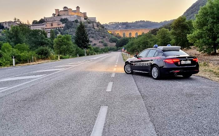 Lite in strada a Spoleto, ubriaco aggredisce i carabinieri: arrestato 48enne