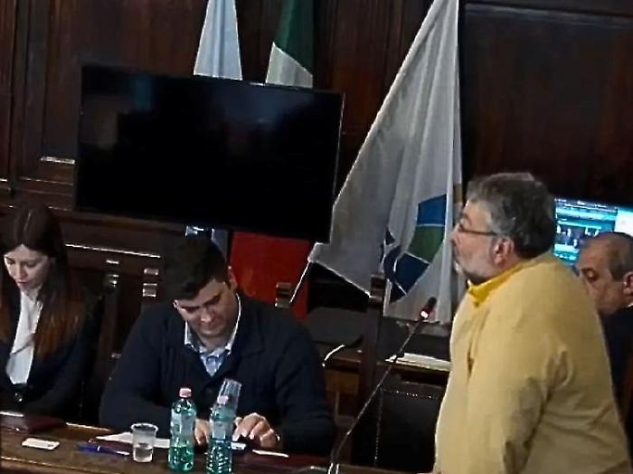 Consiglio diviso sulla scuola. Nasce il tavolo permanente ma le minoranze attaccano: "Niente di concreto"