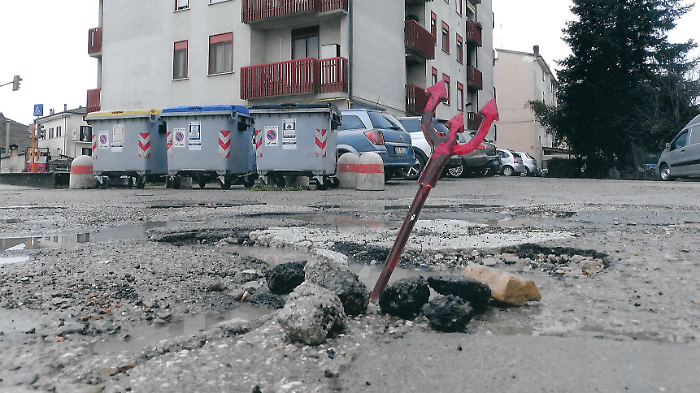 Massacrati dalle buche, il conto miliardario dell'asfalto rotto: incidenti e danni spesso causati dalla scarsa manutenzione
