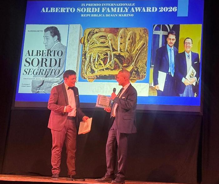 Al direttore Sergio Casagrande la targa "Amico di Alberto Sordi"