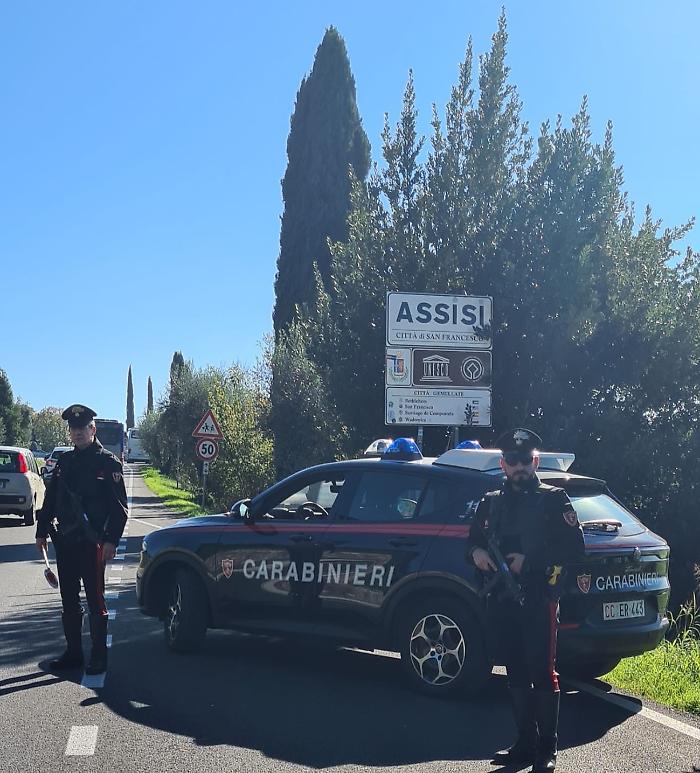 All'alt dei carabinieri accelera e parte l'inseguimento: aveva la patente revocata. Arrestato 25enne