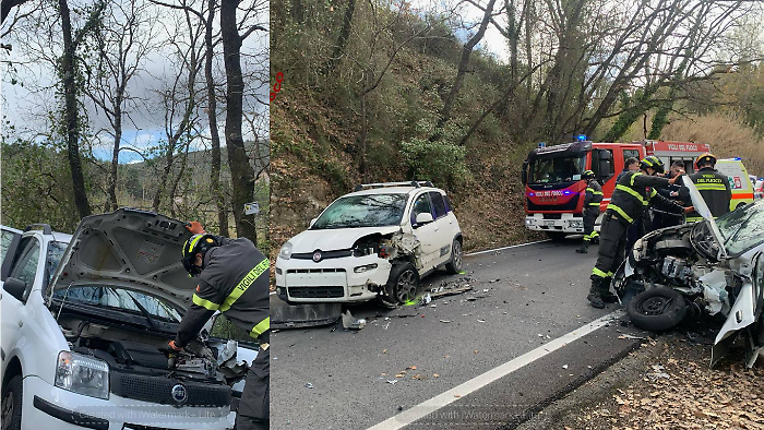Frontale tra due auto a Ponte d'Oddi: tre persone estratte dai vigili del fuoco 