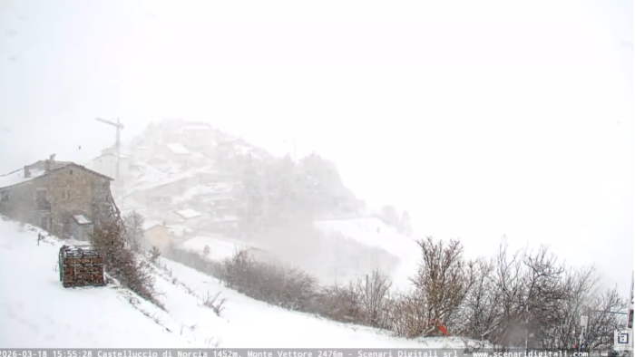 Nevicata a Castelluccio di Norcia: borgo e monte Vettore ricoperti di bianco a pochi giorni dall'inizio della primavera
