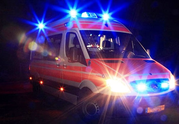 Scende dall'auto per far fare pip&igrave; al cane e viene travolta e uccisa sul colpo: 38enne indagato per omicidio stradale  