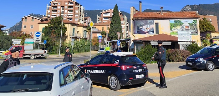 Terni, controllati al campetto di calcio: giovani sorpresi con quasi 300 grammi di droga e 1800 euro in contanti