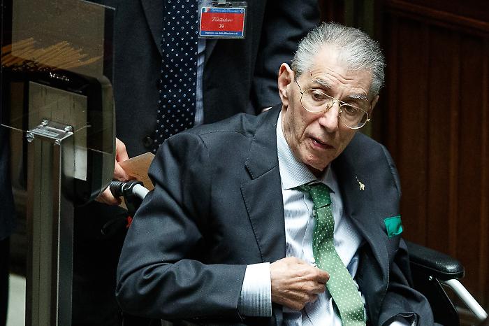 Addio a Umberto Bossi, il fondatore della Lega aveva 84 anni 