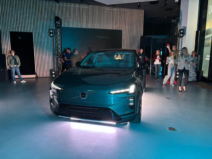 Volvo EX60: l'automobile sapiens con Gemini, cinture adattive e ricarica bidirezionale