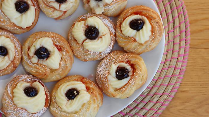 Zeppole di San Giuseppe, perch&eacute; sono il dolce tipico della Festa del Pap&agrave;? La leggenda dietro alle paste e la variante umbre