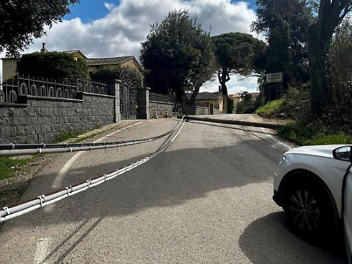 Il forte vento abbatte albero e linea telefonica: ancora disagi a Canale
