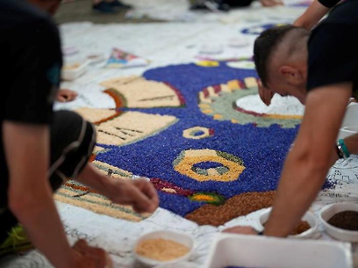 I maestri infioratori di Spello protagonisti a Sanremo in Fiore: in programma un quadro che omaggia la storia della musica e della tv italiana