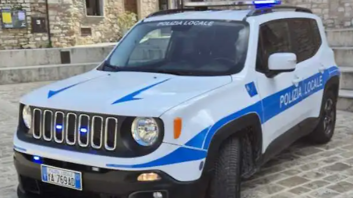 Fermato per un controllo viene sorpreso in auto con un coltello e un proiettile: denunciato 