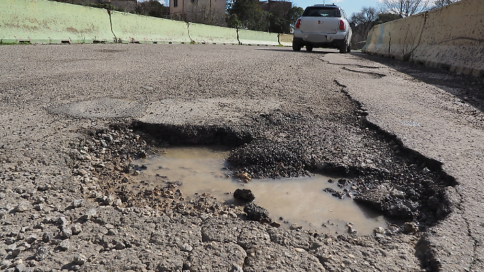 Il salasso dei danni per le buche: ecco quanto ci costano. Il conto delle riparazioni fatte da un gommista 