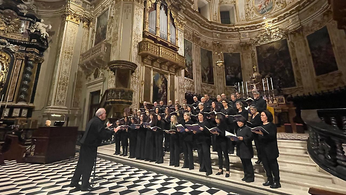 Ricordando le vittime del Covid: la Corale Marietta Alboni commuove il Duomo di Bergamo 