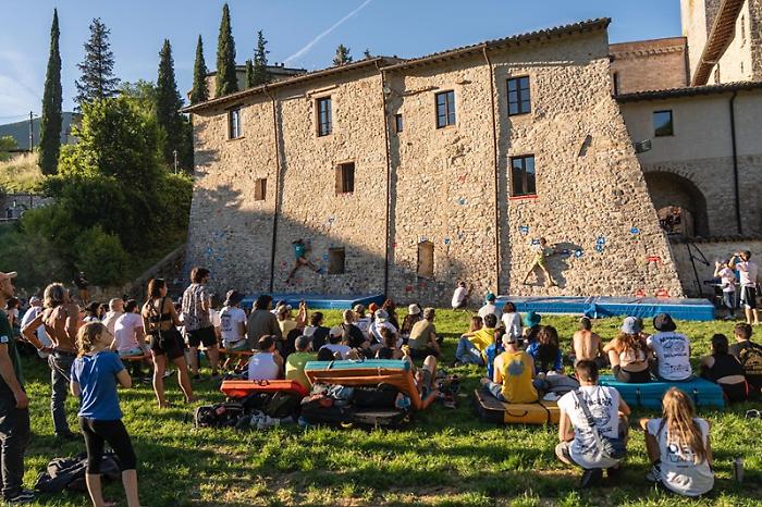 San Gemini ospita gli "street boulder": arriva il festival dedicato all'arrampicata, senza corda, sulle facciate degli edifici urbani