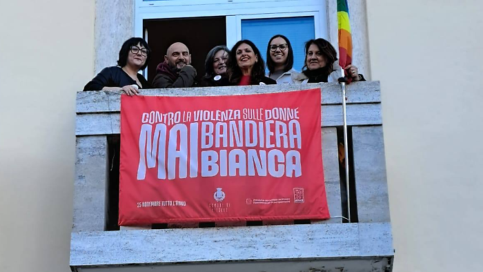 Il Comune di Piegaro non alza bandiera bianca: in municipio sventola la rossa-arancione contro la violenza sulle donne
